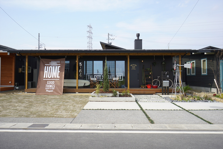 人通りが多くて騒然とした街中に建てる
