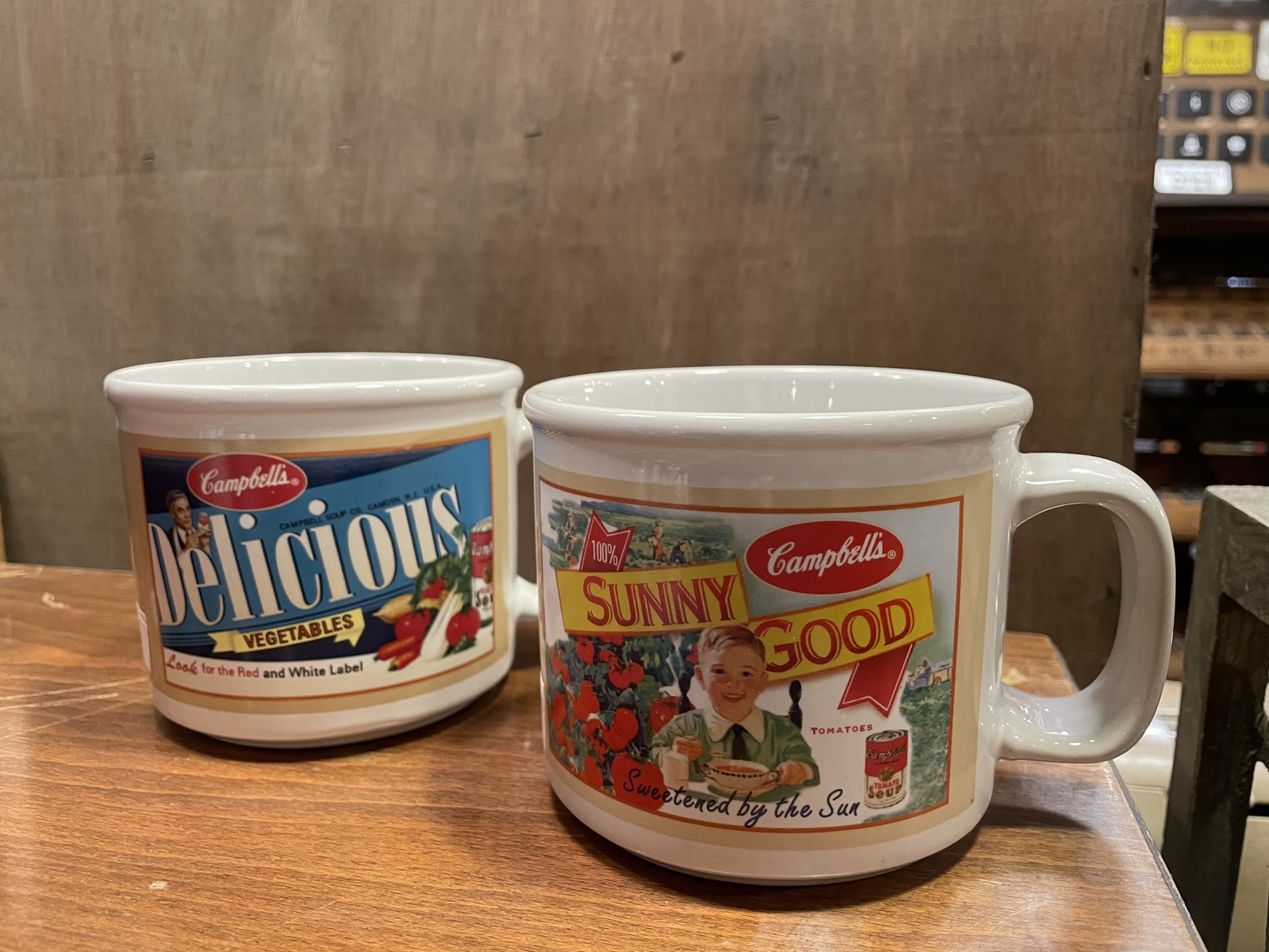 レトロなデザインのマグカップ
