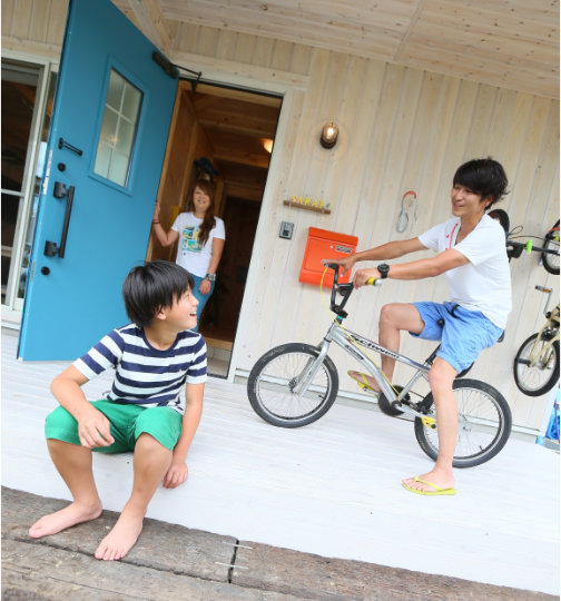 アウトドアライフを楽しむ平屋