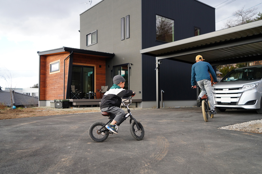 木の落ち着きとカッコよさ BMXが似合う高台の家