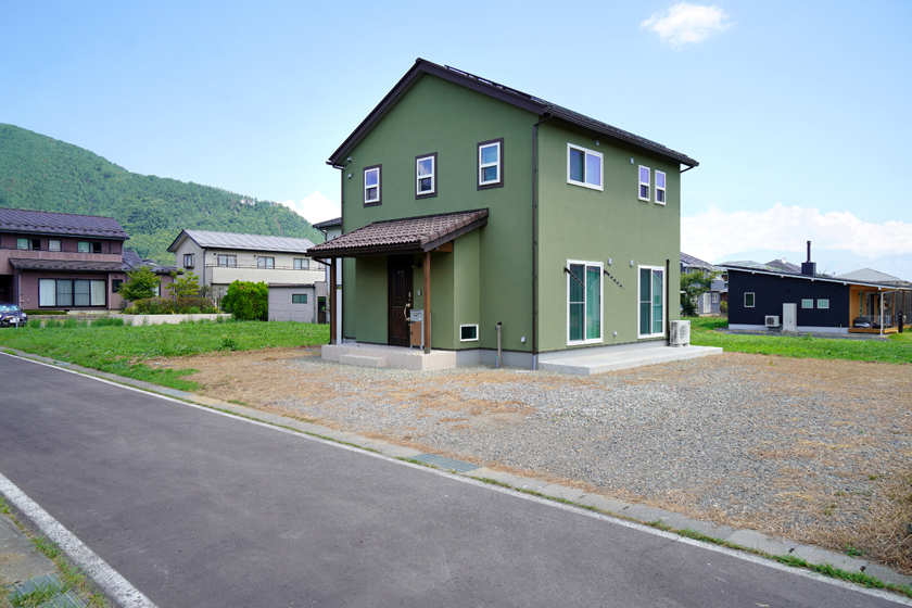 やさしい物語を紡ぐ、緑の切妻屋根の家