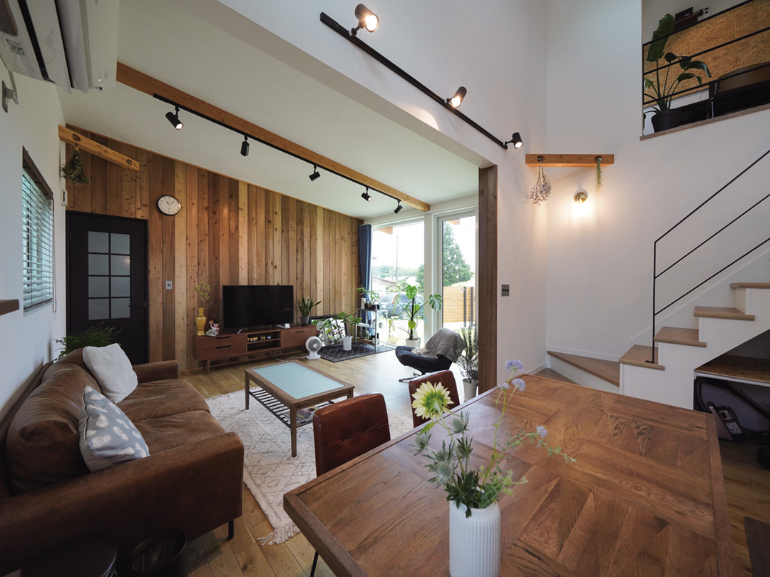 二人の好きを思いきり詰め込んだ白壁に芝生のプライベートガーデン