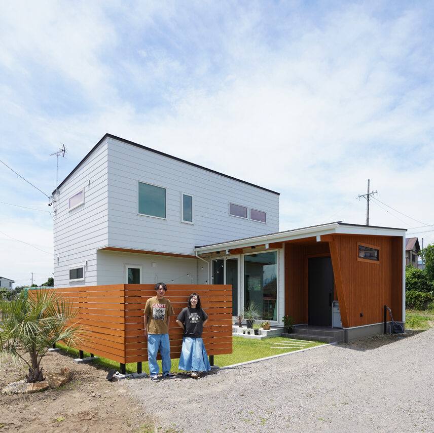 二人の好きを思いきり詰め込んだ白壁に芝生のプライベートガーデン