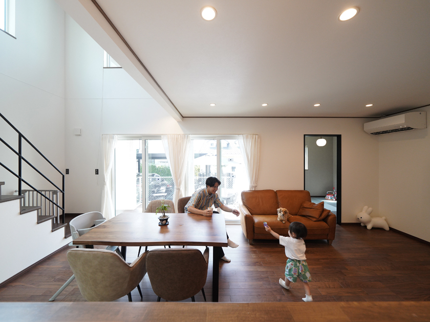 広々とした庭と家事動線、収納力が光る心地いいカリフォルニアテイストの家