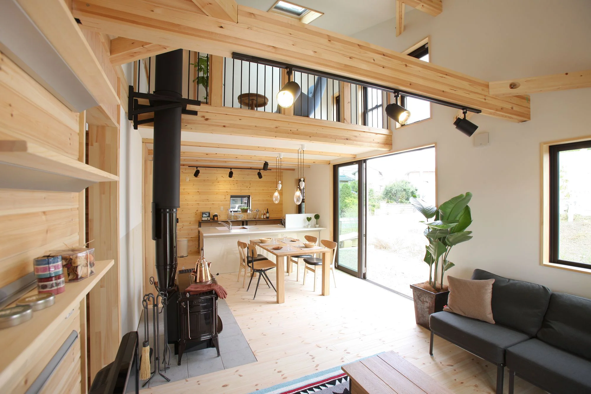 光と風、木のぬくもりを感じるLDK