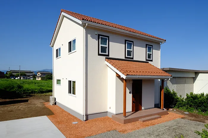 おもわずひとめ惚れする、「三角屋根」と「塗り壁」のかわいい外観