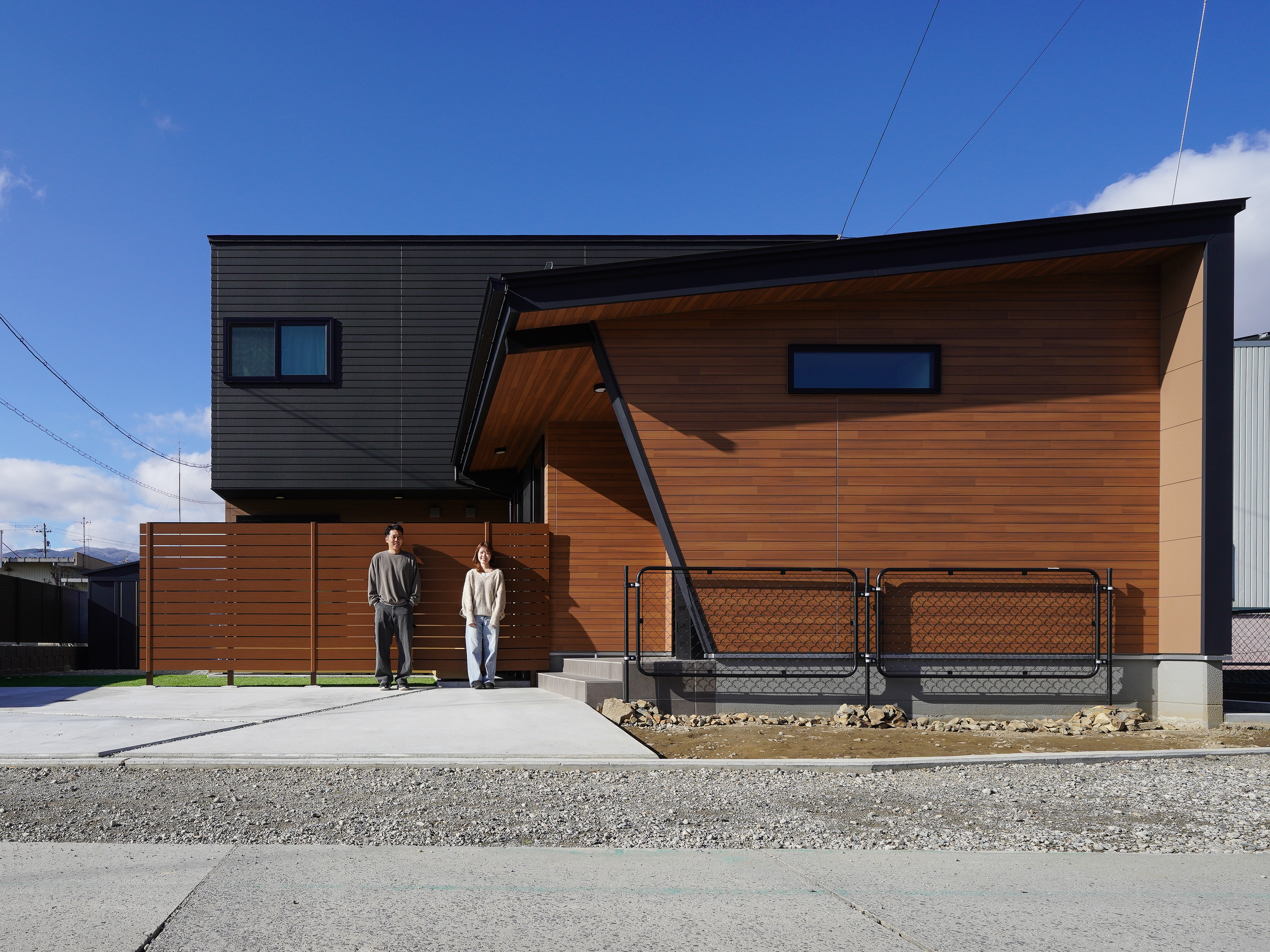 アウトドア好きの二人が選んだ庭とつながる心地いい家