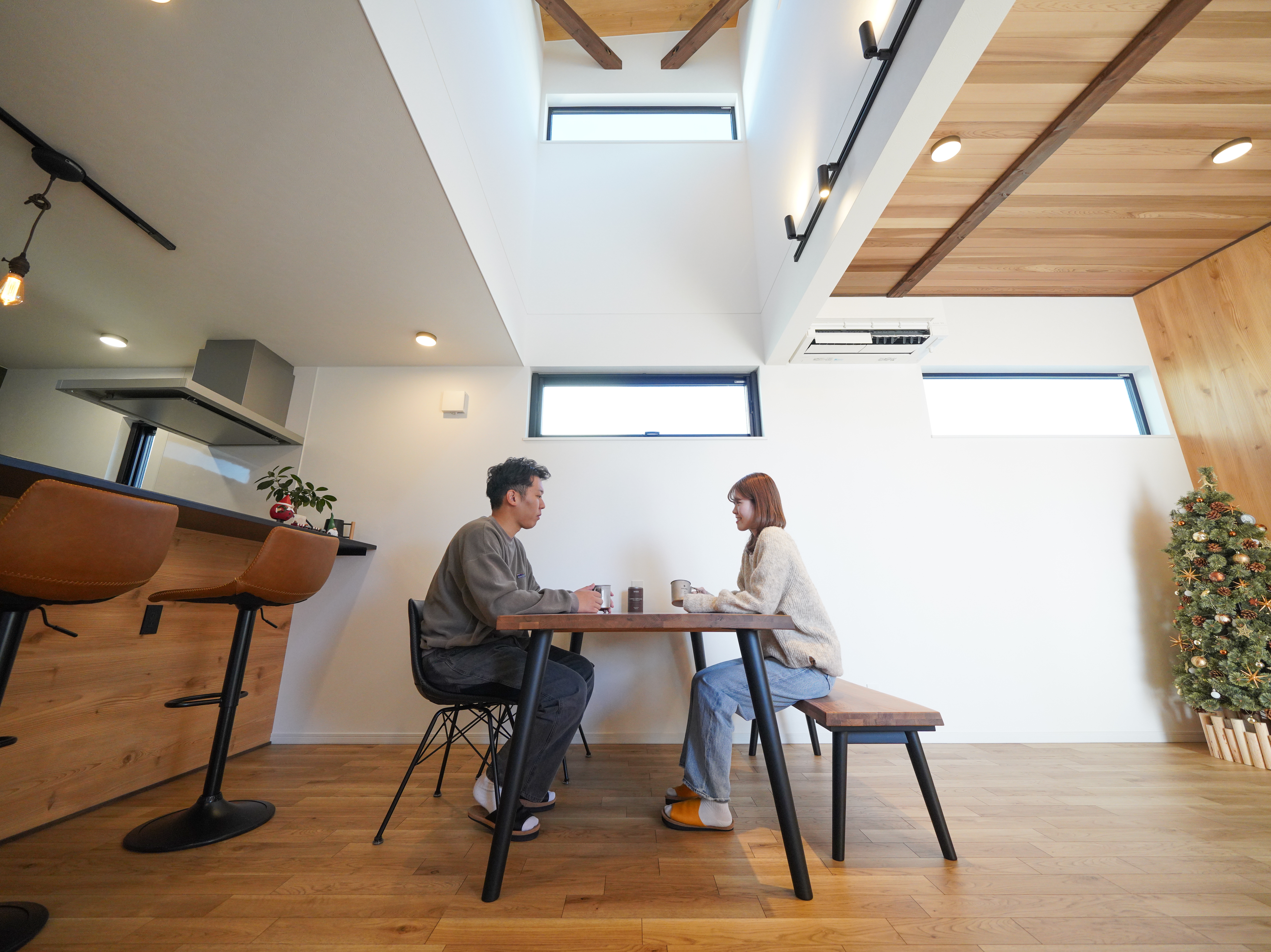 アウトドア好きの二人が選んだ庭とつながる心地いい家