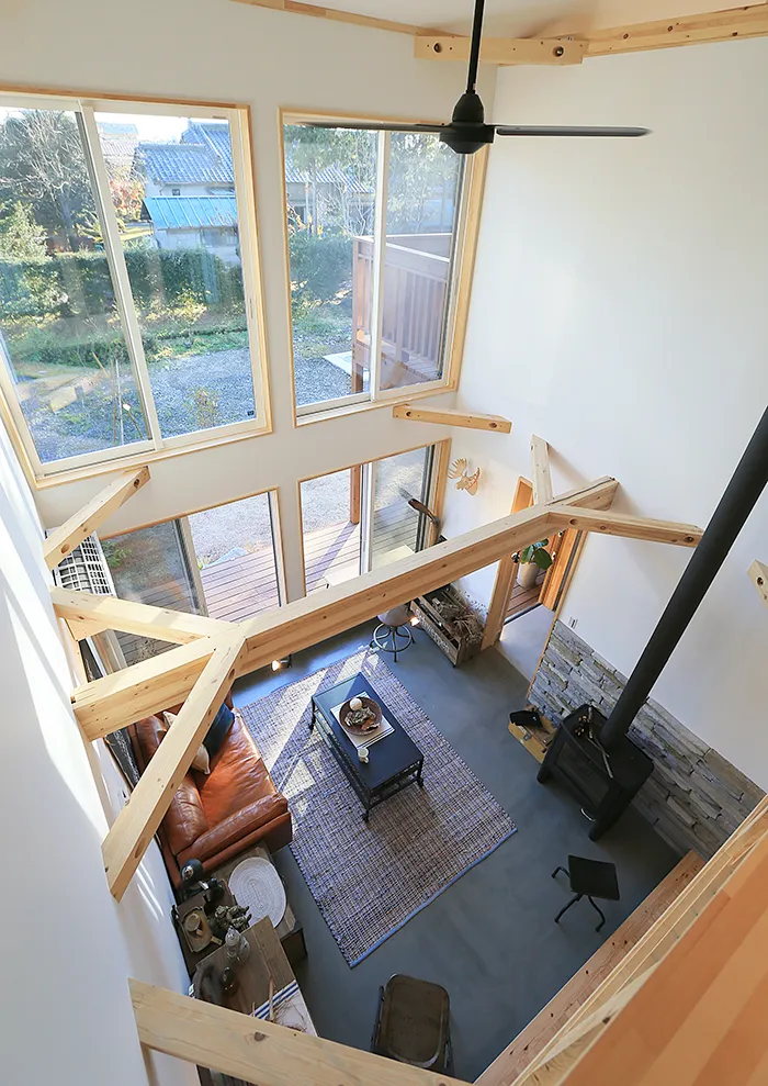 光をたっぷり取り込む「4連窓」と「吹き抜け」