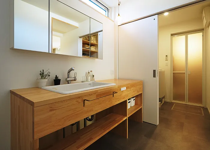 愛犬といっしょに。便利な大きいシンクの洗面台