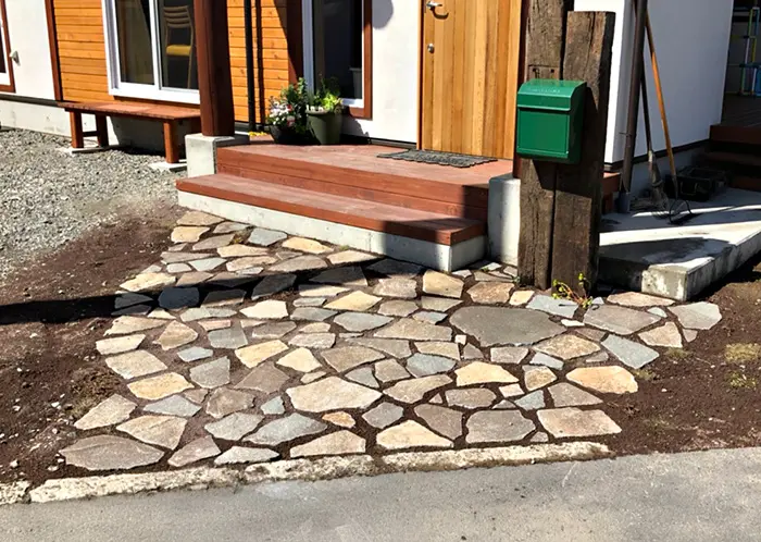 自然な風合いと高級感の「石張り」