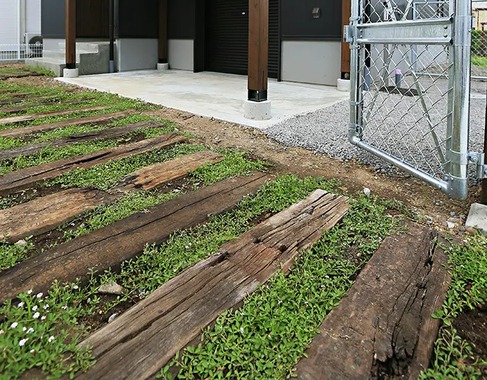 緑とのコントラストが美しい「枕木（まくらぎ）」