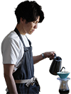 コーヒーを淹れる人