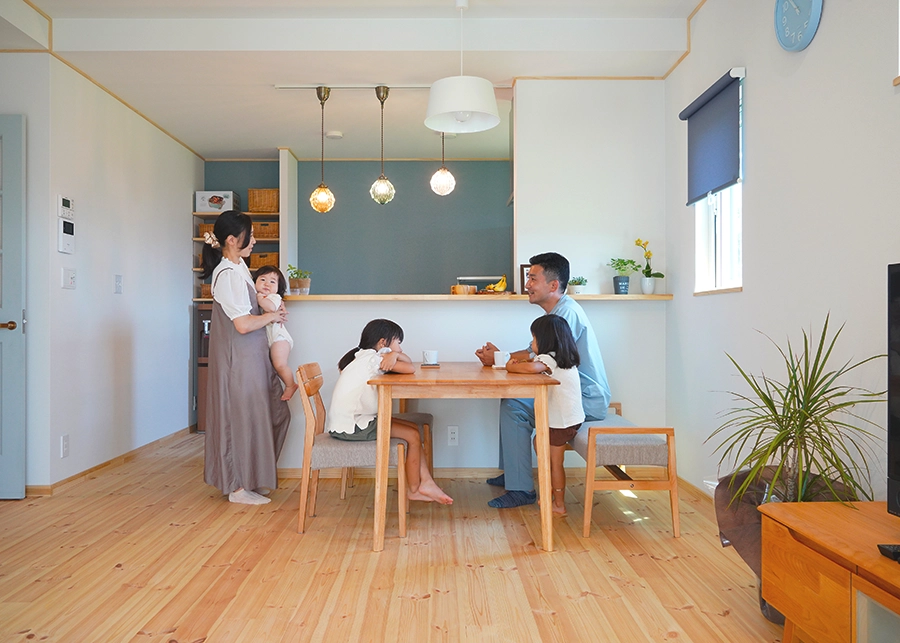 素足で過ごしたくなる、心地よい「無垢材」の床。その魅力と長く愛用するためのポイント